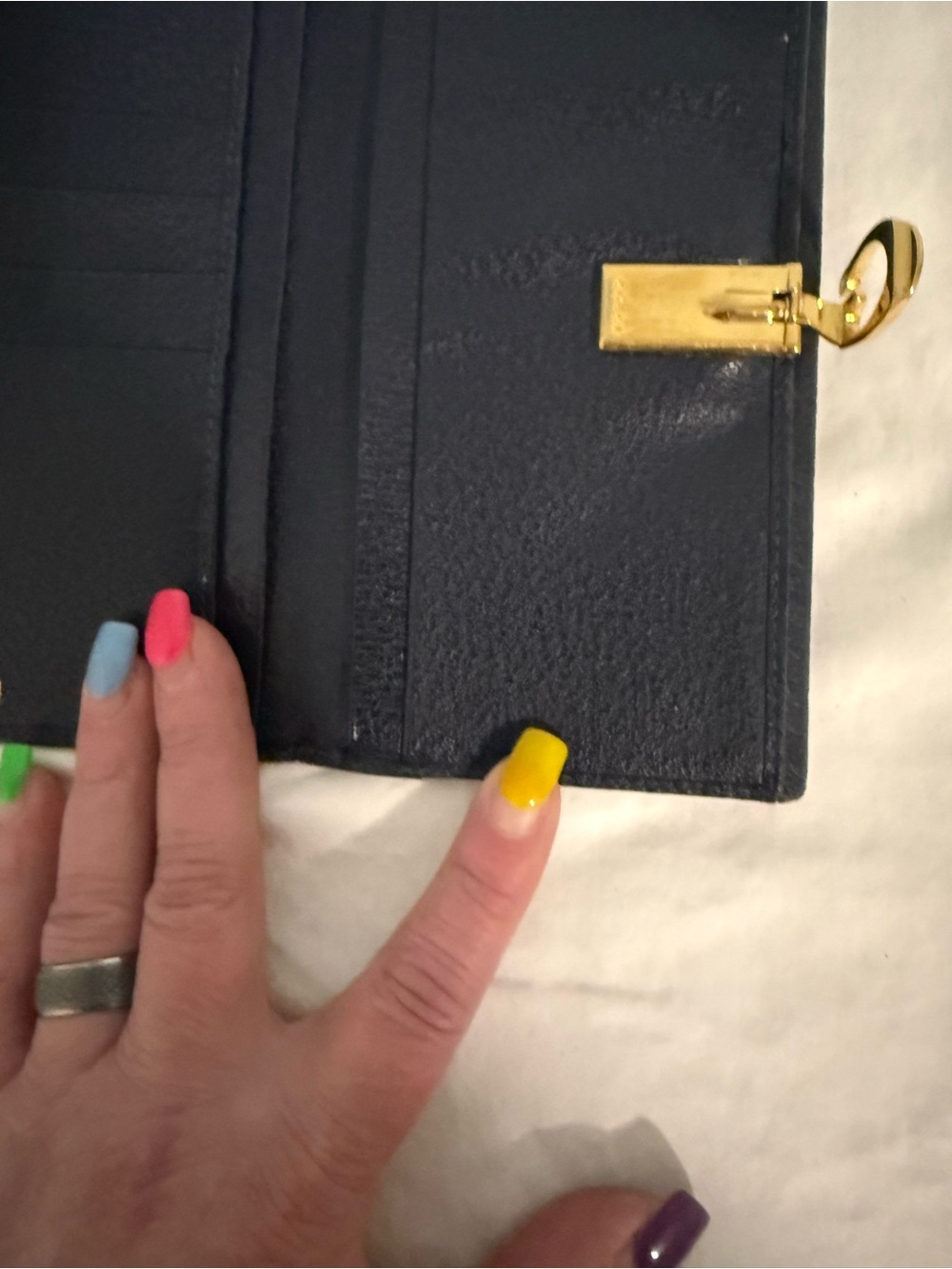 Gucci Vintage Navy Pebbled Leather Cardholder/Wallet with Gold tone Logo clasp!๐ฎ - Picture 8 of 16